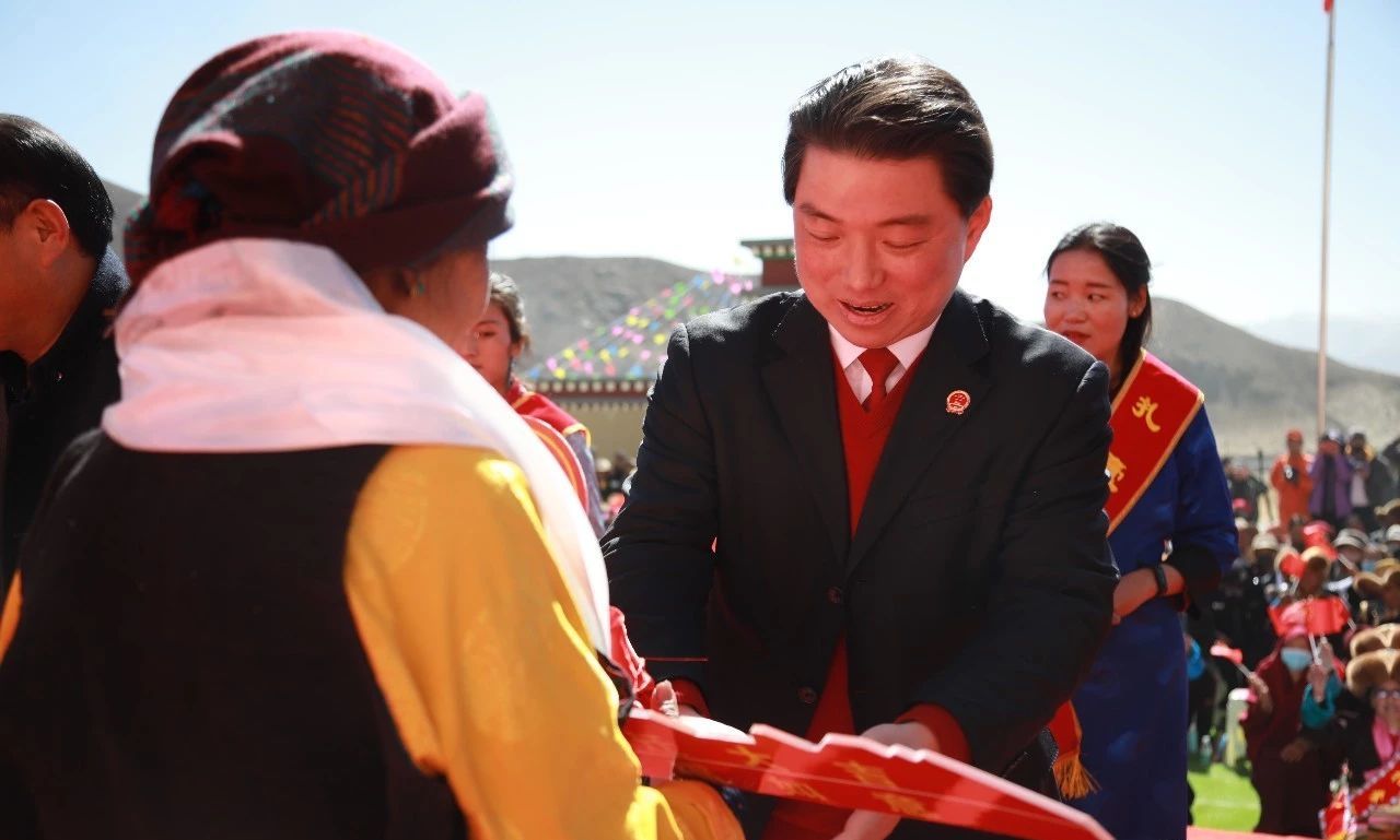 扎囊县隆重举行庆祝西藏民主改革60周年暨异地扶贫搬迁入住仪式.jpg 扎囊县隆重举行庆祝西藏民主改革60周年暨异地扶贫搬迁入住仪式.jpg