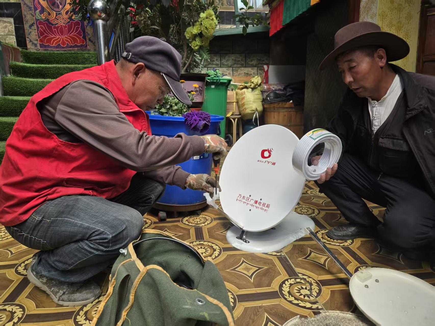乃东区在色康社区安装户户通直播卫星接收设备