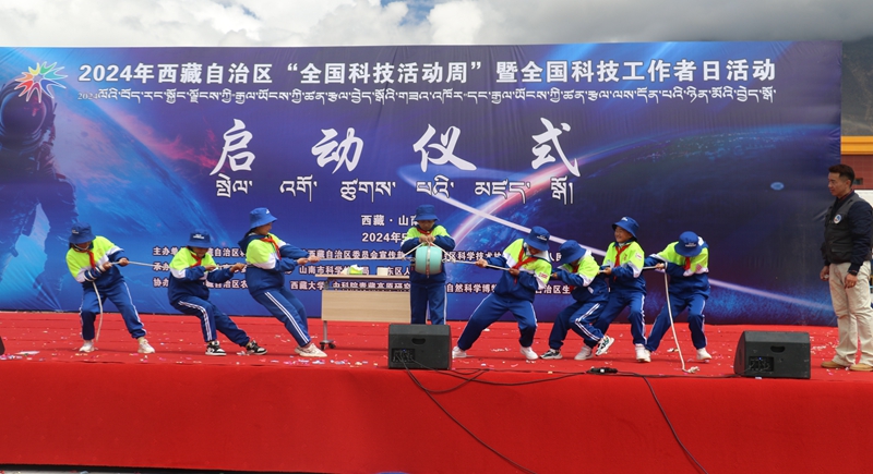 图为青少年学生参与科普表演。_副本.jpg ""