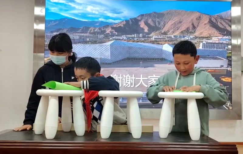 图文学生们在参与实验。_副本.jpg ""