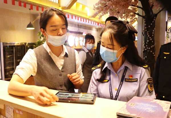 图为执法人员在泽当城区餐饮单位检查商品是否明码标价。_副本.jpg ""