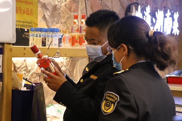 图为执法人员检查餐饮单位售卖饮品保质期。 (2)_副本.jpg ""