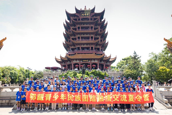 图为参观黄鹤楼.jpg ""