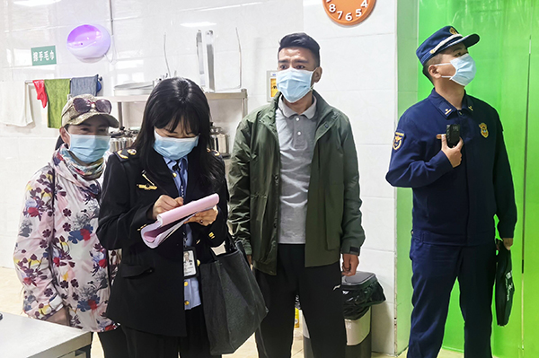 图为检查人员全市学校食堂开展秋季校园食品安全专项督导检查。.jpg ""