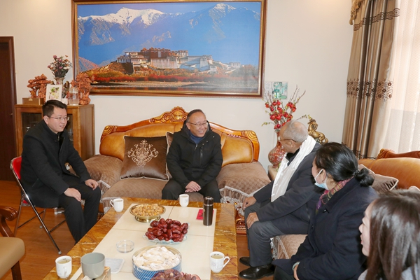 次仁平措看望慰问安置在拉萨的离退休干部