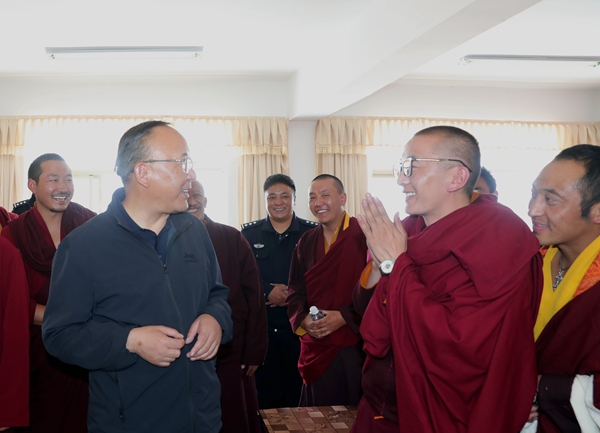 次仁平措在玛悟觉寺开展三个意识教育宣讲