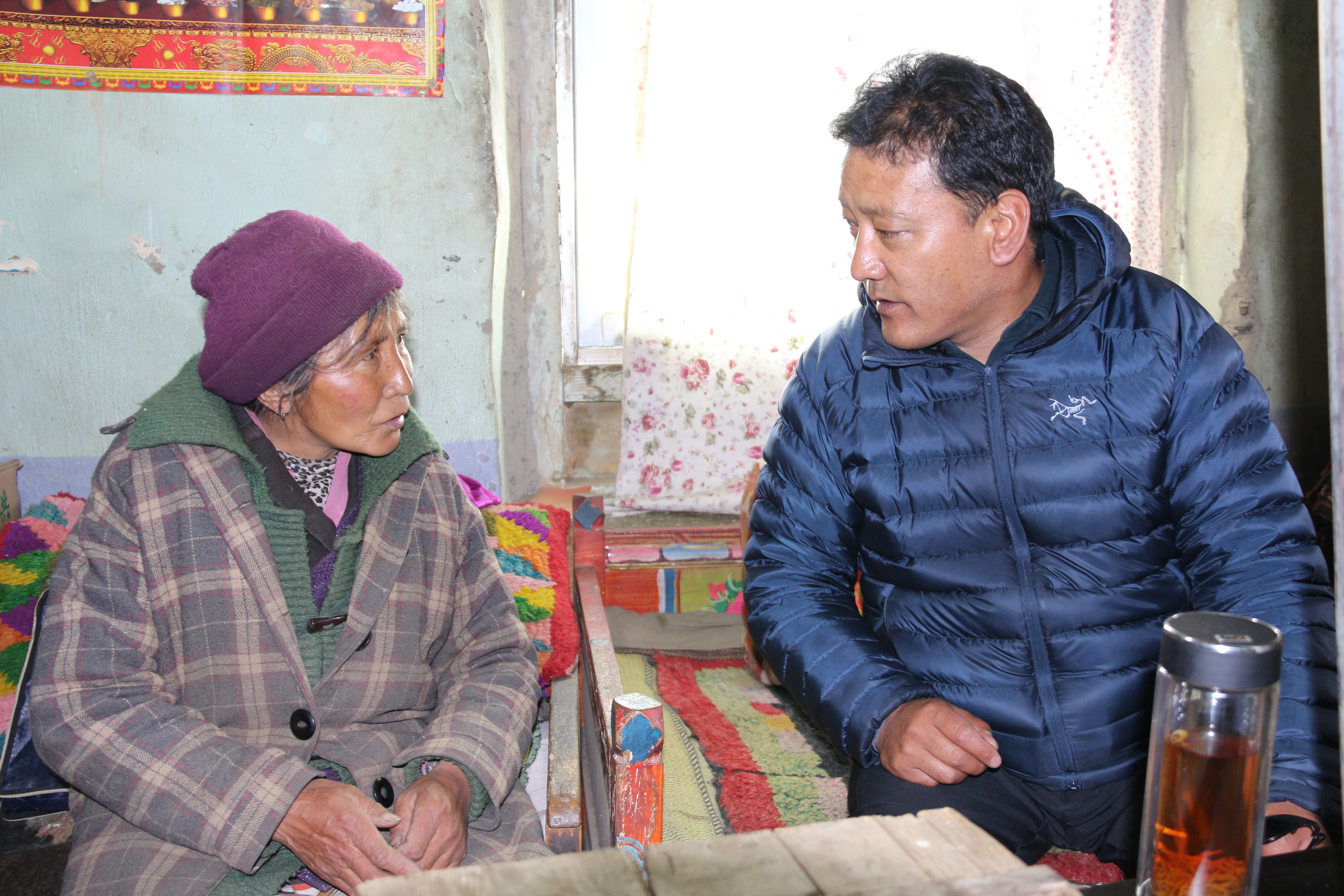 拉巴次仁在邱多江乡江塘村调研脱贫攻坚工作