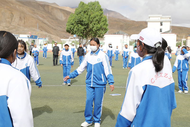 措美县中学跳起热巴吉念元素课间操