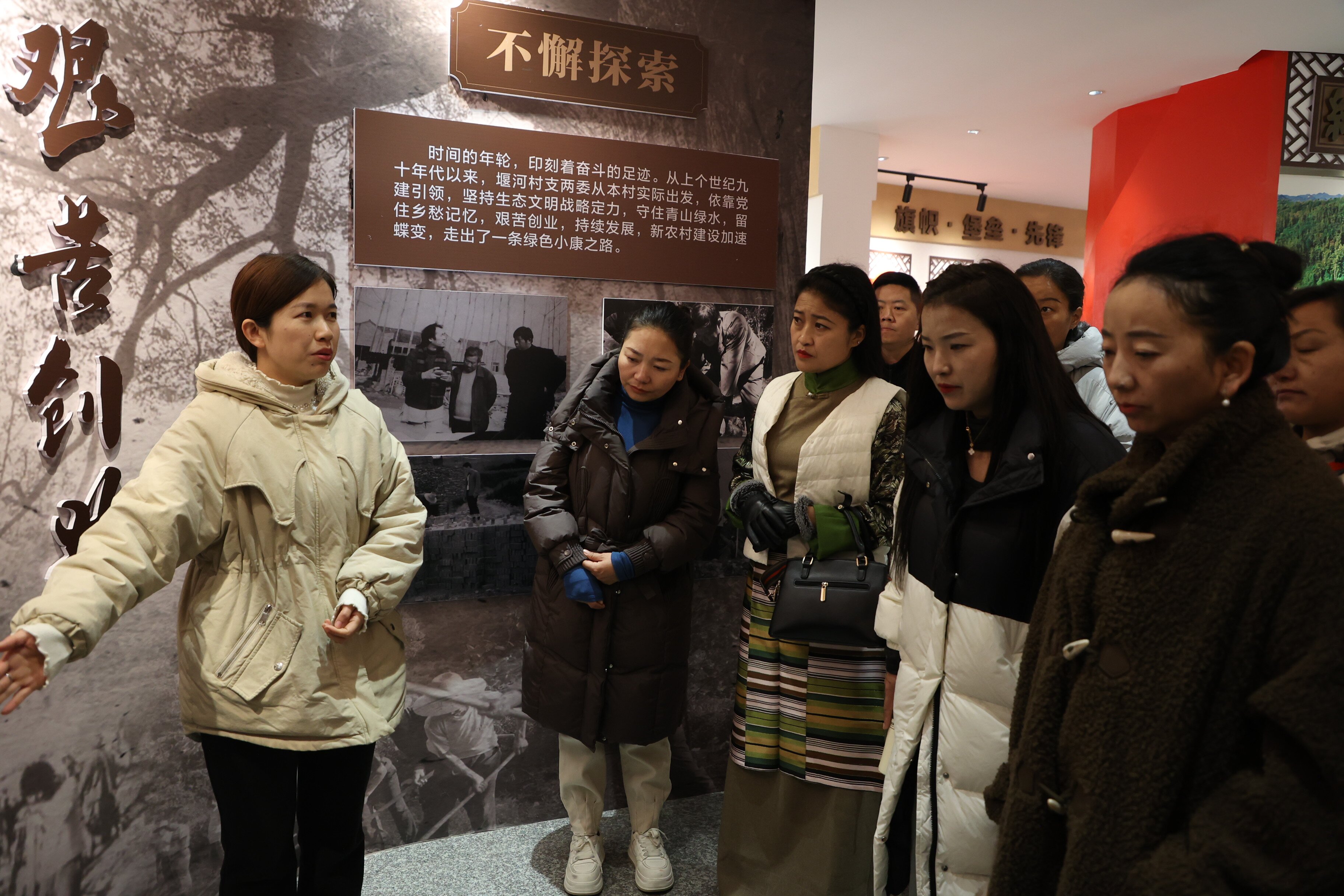 图为交流团一行在谷城县堰河村村史馆参观.jpg
