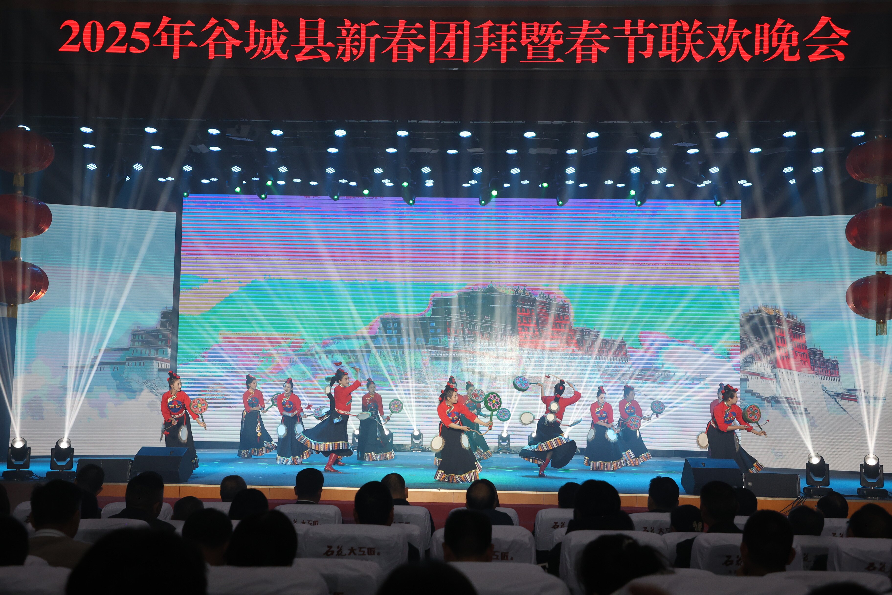 图为琼结县艺术团在谷城县春晚表演舞蹈《吉祥鼓韵》开展文化交流.jpg