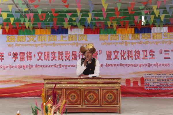 图为基层宣讲员次仁欧珠围绕四个意识进行宣讲_副本.jpg ""