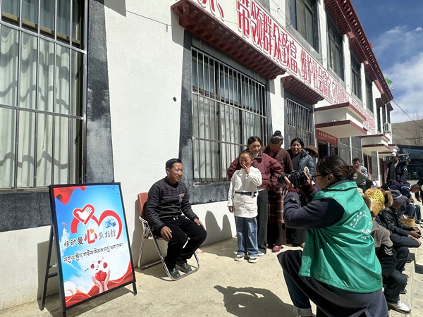 图为“移动爱心照相馆”志愿服务活动_副本.jpg ""