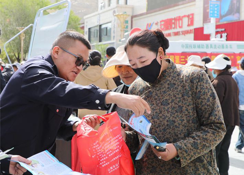 图为工作人员正在讲解相关知识_副本.jpg ""